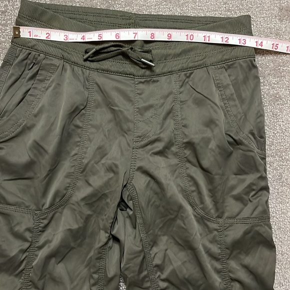 The North Face Women’s Green Athletic Capri Hiking Pants Size S - Picture 2 of 10